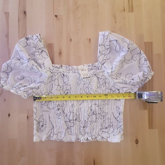 NWT Accordion Pleated White Black Floral Lightweight Crop Top Sz L Puff Sleeve - Picture 4 of 8